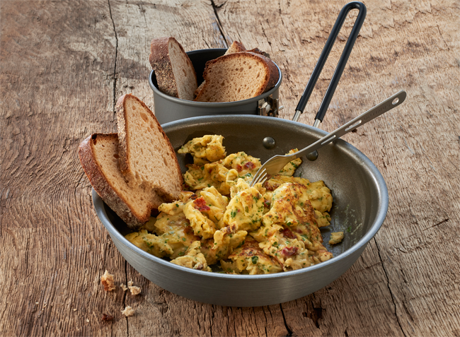 Scrambled Eggs with Onions Trek'n Eat kogegrej