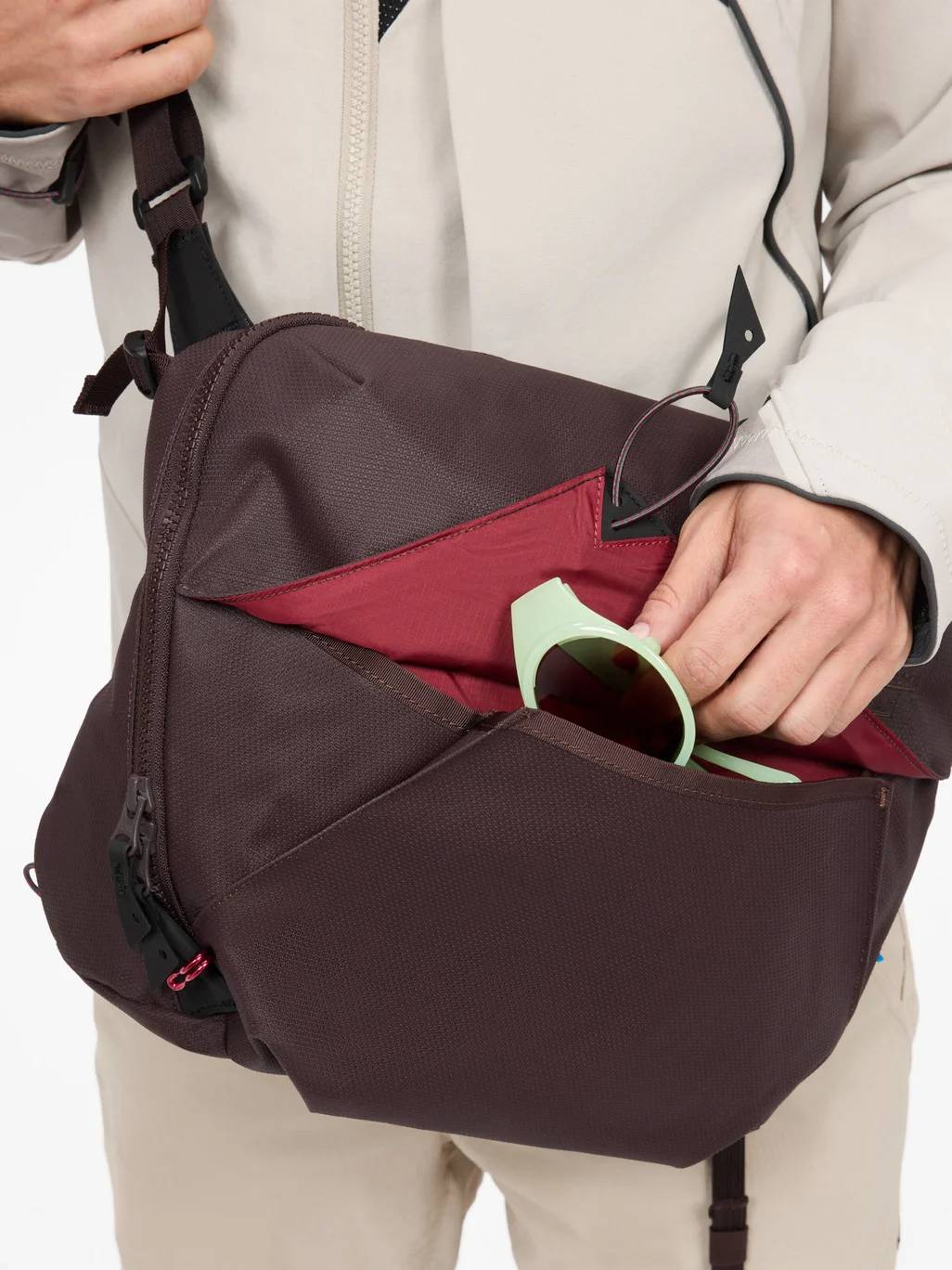 Gaut Messenger Bag