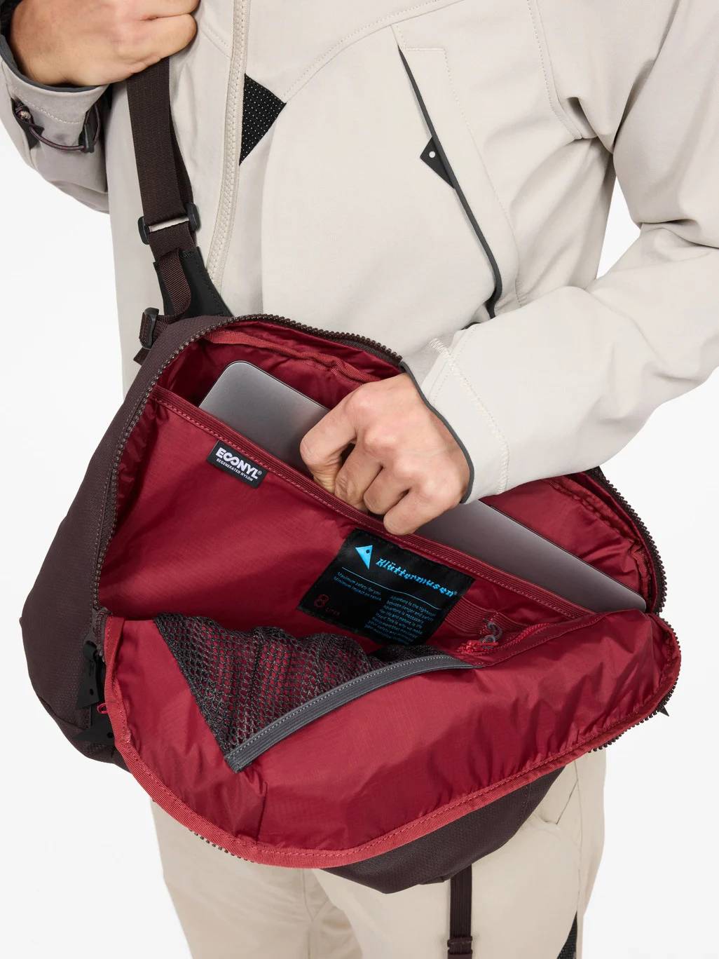 Gaut Messenger Bag